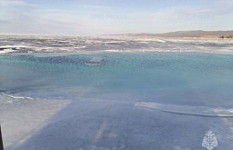 На Байкале «Тойота Витц» полностью ушла под лёд 