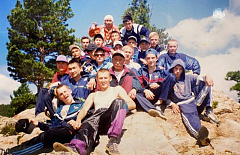 Радужный зонт дождь. Грусть о прошлом. Девушки в просвечивающих платьях. Бежит в платье. Своя жизнь и ходит он.