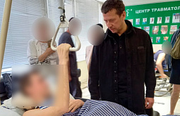 Актёр Андрей Мерзликин навестил раненых военных из Бурятии