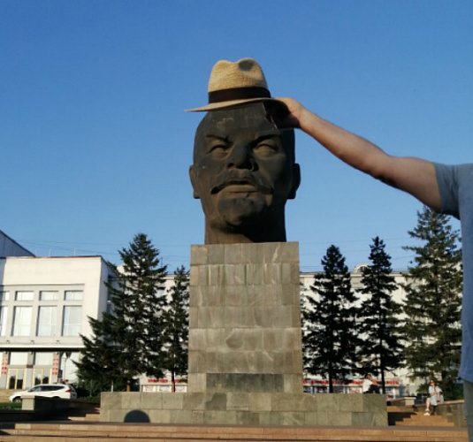 На голову Ленина в Улан-Удэ «водрузили» шляпку