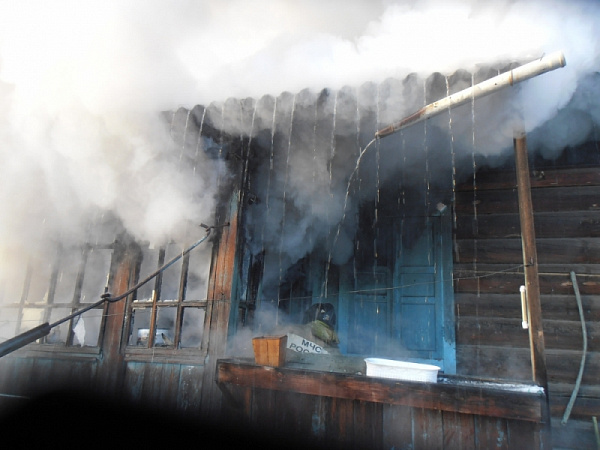 Трёх мужчин вынесли на пожаре в Иркутской области 