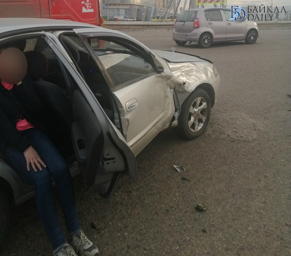 В Улан-Удэ пьяный водитель врезался в учебный автомобиль и сбежал
