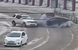 Лобовое столкновение двух автомобилей в Улан-Удэ попало на видео 