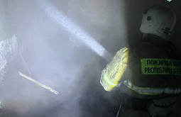 В Бурятии на бывшей швейной фабрике разгорелся крупный пожар