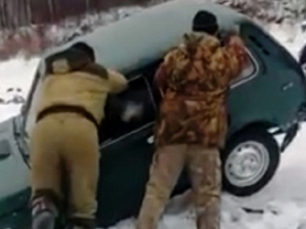 В Иркутской области автомобиль провалился под лёд 