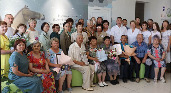 Супруги из Хоринского района Бурятии отметили 62-летие семейной жизни