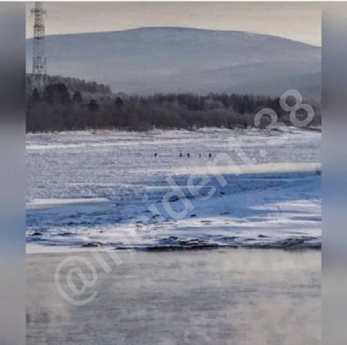 Пятеро жителей Иркутской области переходили реку по тонкому льду