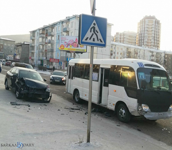 В Улан-Удэ «Ниссан» протаранил автобус