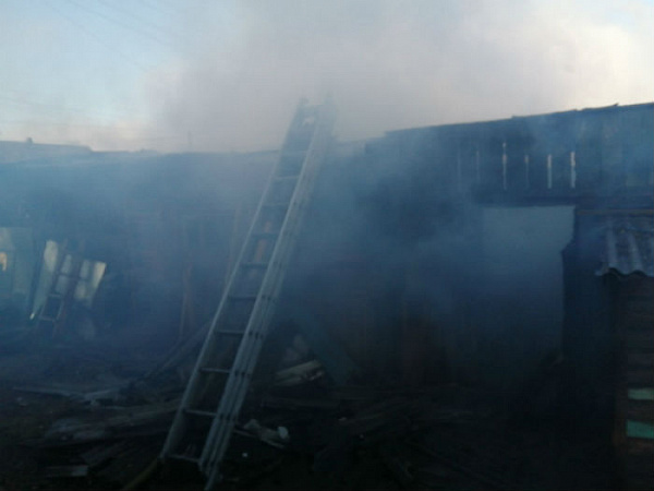 В Бурятии огонь с кладовых едва не перекинулся на сеновал и дома 