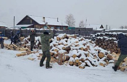 В Бурятии пожарные накололи дрова семье мобилизованного
