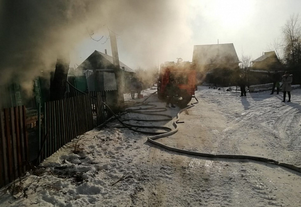 В Иркутской области сгорел коттедж с гаражом и машиной 