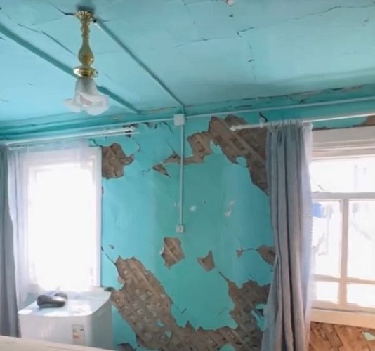 В Бурятии микроавтобус въехал в дом 