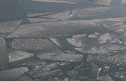 Иркутянин, проверяя лёд, провалился в воду