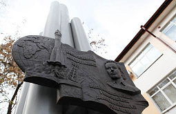 В Иркутске открыли монумент первой учительнице Юрия Гагарина
