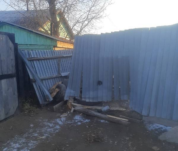 В Улан-Удэ неизвестный снёс забор частного дома и скрылся 