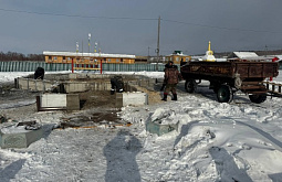 В дацане Бурятии на берегу Байкала снесли сгоревший дуган 