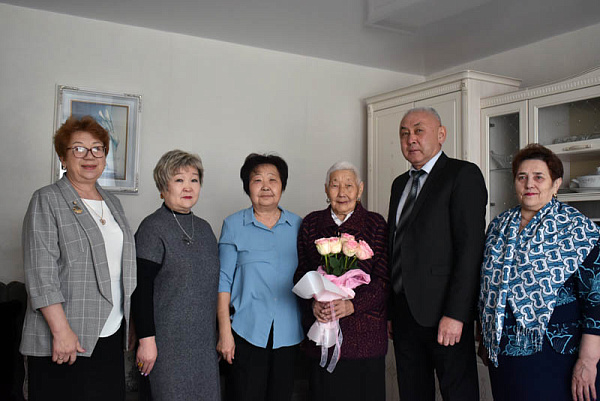 В Усть-Ордынском округе педагога поздравили с 90 летним юбилеем
