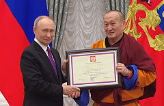 «Немного был в растерянности»: Путин наградил Хамбо Ламу Аюшеева почётной грамотой