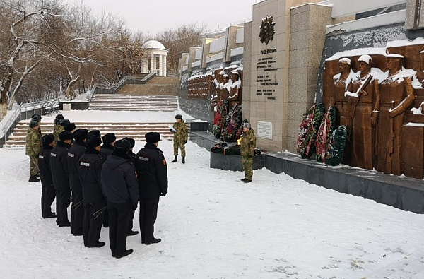 Росгвардейцы Бурятии возложили цветы к мемориалу Победы