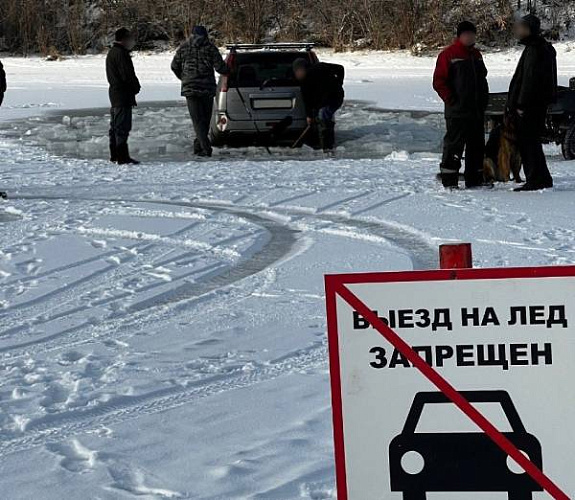 В Иркутске автомобиль провалился под лёд 