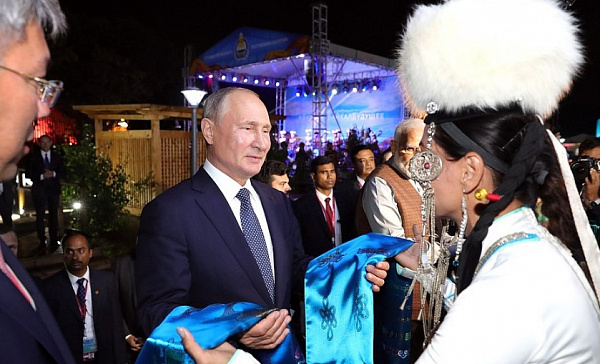 Путин и премьер-министр Индии посетили павильон Бурятии 