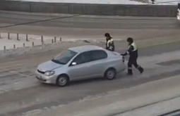 В Улан-Удэ сотрудники ДПС пришли на выручку водителю заглохшего авто 