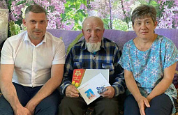 В Бурятии поздравили бухгалтера с 95-летием