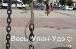 В Улан-Удэ сломавшиеся качели на площади Революции перевязали верёвочкой   
