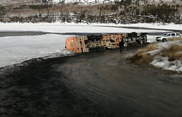 В Иркутской области опрокинулся бензовоз