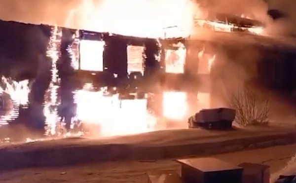 В Иркутской области при тушении дома погибли двое пожарных