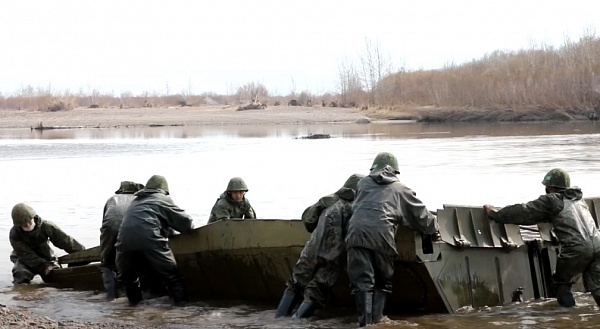 Военные установили понтонный мост в Бурятии. Видео 