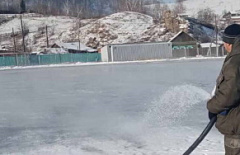 В Закаменском районе Бурятии хоккеисты протестировали каток