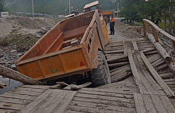 В Бурятии грузовик разрушил мост 