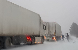 На федеральной трассе в Бурятии образовалась мега-пробка из фур