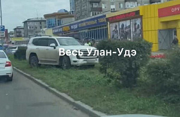 В Улан-Удэ водитель на Land Cruiser припарковался на газоне и уснул