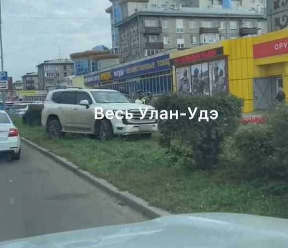 В Улан-Удэ водитель на Land Cruiser припарковался на газоне и уснул