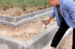 В Улан-Удэ инспектор руками снимала куски бетона в «отремонтированном» дворе 