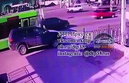 В Иркутске подросток вышел из автобуса посреди дороги и попал под колёса 