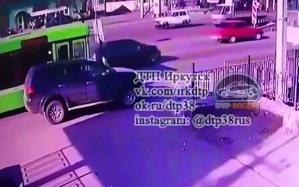 В Иркутске подросток вышел из автобуса посреди дороги и попал под колёса 