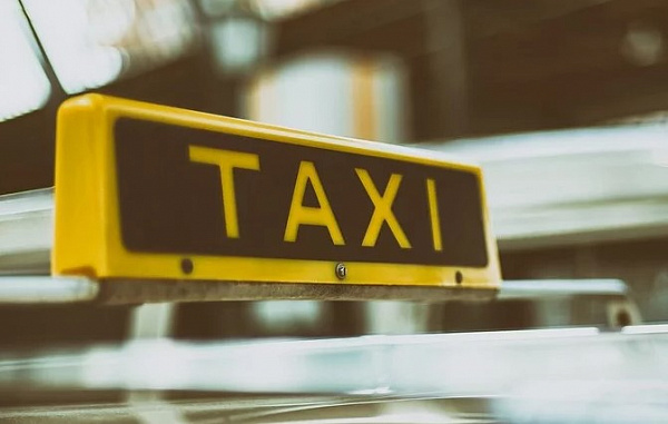 В Улан-Удэ таксист украл забытый пассажиром телефон