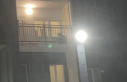 Улан-удэнцы обсуждают девушку на балконе в двусмысленной позе