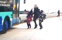 Улан-удэнцы обсуждают водителя автобуса, не впустившего мать с детьми 