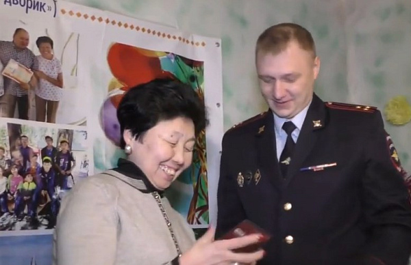 В Улан-Удэ полицейские вручили дружинникам удостоверения 