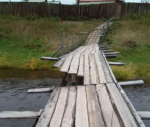 В Бурятии мост ремонтируют, а его разбирают на дрова 