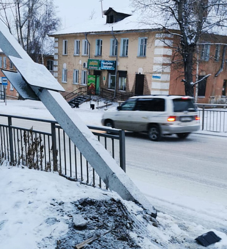 В Улан-Удэ автомобилист сбил электроопору 
