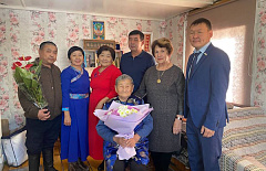 В Бурятии ветерана труда поздравили с 90-летием