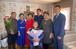 В Бурятии ветерана труда поздравили с 90-летием