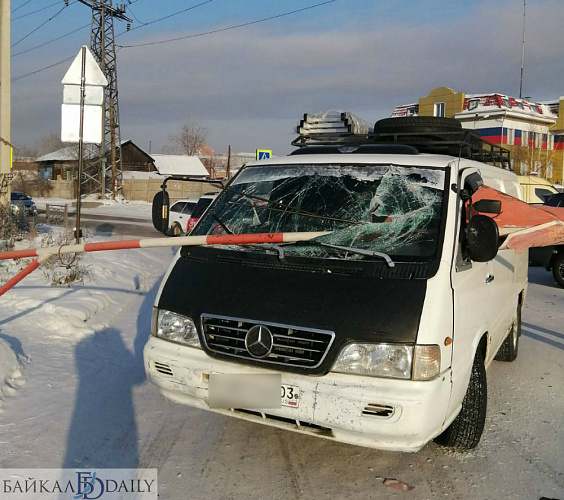 В Улан-Удэ водитель чудом спасся после того, как шлагбаум проткнул авто 
