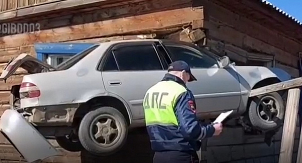 В Бурятии водитель, влетевший в дом, не имеет прав 