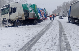 Федеральную трассу под Иркутском перекрыли из-за ДТП с большегрузами